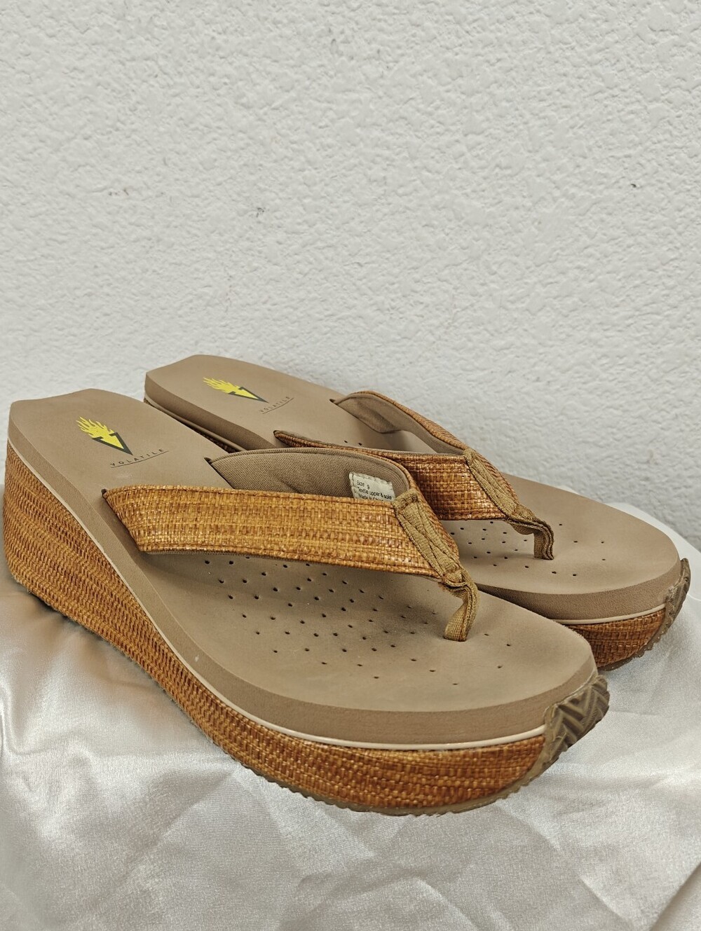 Volatile Bahama Wedge Sandals Women's Size 9 Tan Woven Comfort Thong Shoes